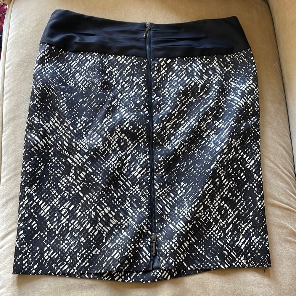 Black and white print zip skirt